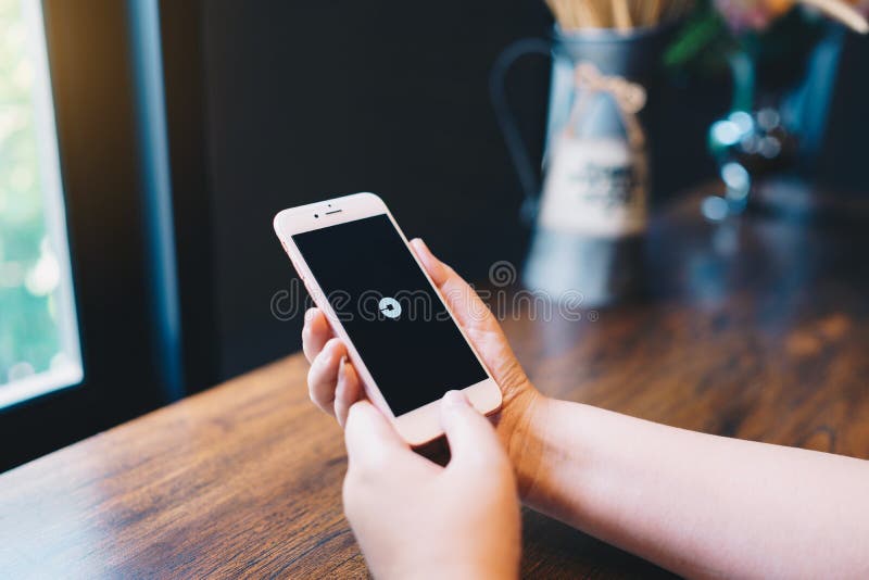CHIANG MAI, ΤΑΪΛΆΝΔΗ - απρίλιος 08,2019: Το iPhone 6S της Apple εκμετάλλευσης γυναικών αυξήθηκε χρυσός με Uber apps Το Uber είναι στοκ εικόνα CHIANG MAI, ΤΑΪΛΆΝΔΗ - απρίλιος 08,2019: Το iPhone 6S της Apple εκμετάλλευσης γυναικών αυξήθηκε χρυσός με Uber apps Το Uber είναι στοκ εικόνα