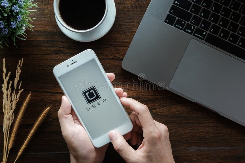 CHIANG MAI, ΤΑΪΛΆΝΔΗ - 20 Ιανουαρίου 2019: η εκμετάλλευση Uber app χεριών ατόμων που παρουσιάζει στο iphone 6 στο αυτοκίνητο, Ube στοκ εικόνες CHIANG MAI, ΤΑΪΛΆΝΔΗ - 20 Ιανουαρίου 2019: η εκμετάλλευση Uber app χεριών ατόμων που παρουσιάζει στο iphone 6 στο αυτοκίνητο, Ube στοκ εικόνες