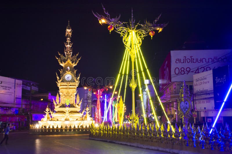 Chiang Rai-klok-toren en Symfonie van spectaculair licht kleuren en geluid bij Chiangrai-stad in Chiang Rai, Thailand stock afbeelding Chiang Rai-klok-toren en Symfonie van spectaculair licht kleuren en geluid bij Chiangrai-stad in Chiang Rai, Thailand stock afbeelding