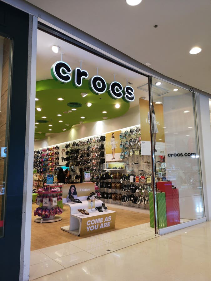 CHIANG RAI, TAILANDIA - 7 DE MARZO DE 2019: Vista Exterior De La Entrada a  La Tienda De La Fábrica De Crocs En Grandes Almacenes Fotografía editorial  - Imagen de central, mercado: 141744787