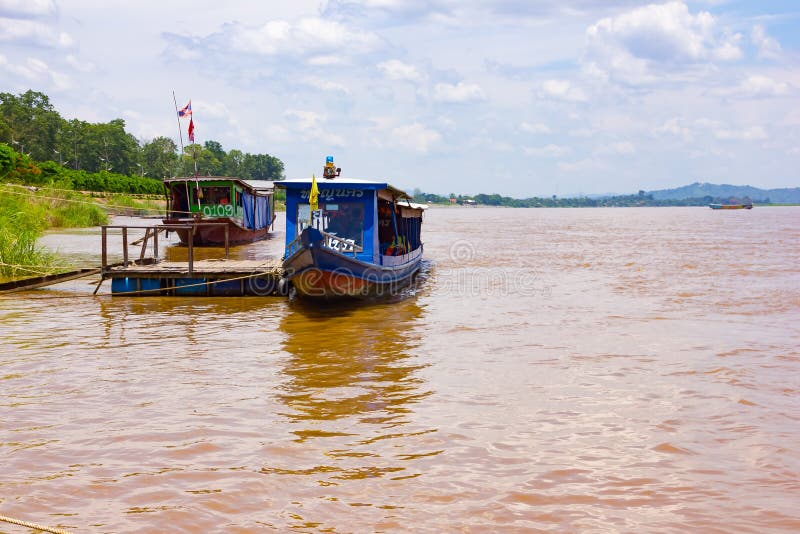Chiang Rai, Tailandia, il 31 maggio 2015 - vista dalla barca su Mae Nam Kok, fine del Mekong, triangolo dorato vicino a Chiang fotografia stock libera da diritti