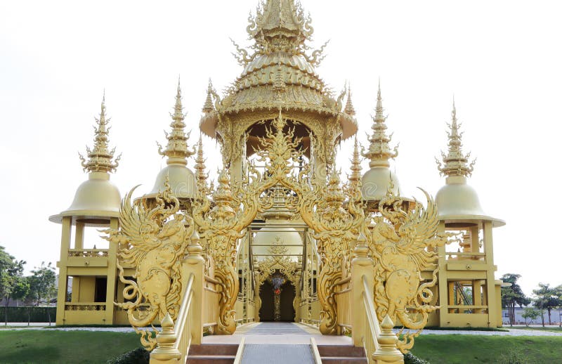 Wat Rong Khun - một điểm đến du lịch yêu thích ở Thái Lan, được trang trí bằng những bức tranh tuyệt đẹp và kiến trúc tuyệt vời. Xem hình ảnh để cảm nhận sự kỳ diệu của ngôi đền này và khám phá nét đẹp của nền văn hóa Thái.