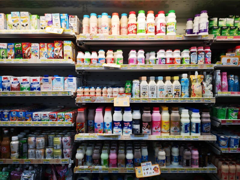 CHIANG RAI THAILAND - JANUARI 10: mejeriprodukter på hyllan som säljs i livsmedelsbutik på Januari 10, 2019 i Chiang Rai, Thailan arkivbild CHIANG RAI THAILAND - JANUARI 10: mejeriprodukter på hyllan som säljs i livsmedelsbutik på Januari 10, 2019 i Chiang Rai, Thailan arkivbild