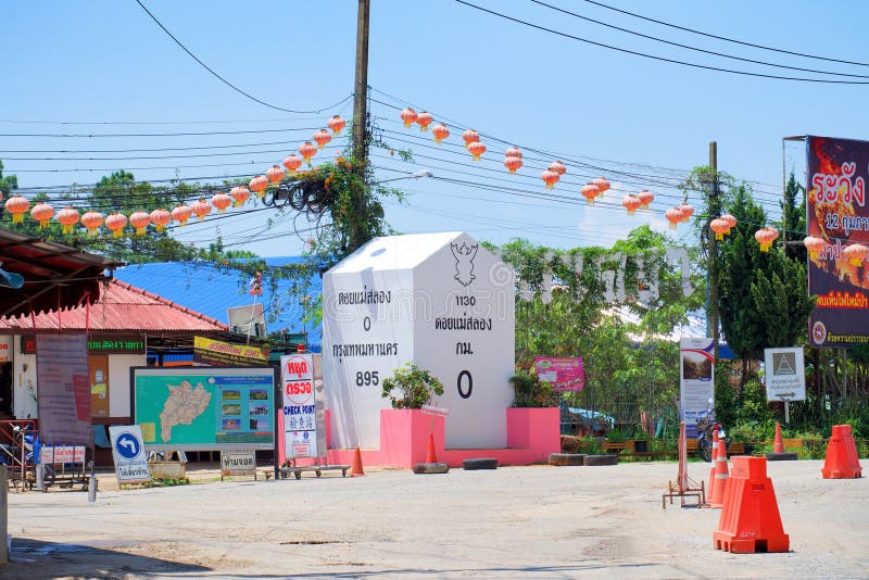 Chiang Rai, Thailand - 14. Mai 2018: Großer Kilometerstein schreiben diesen Kilometer 0 an Doi-mae salong lizenzfreie stockfotografie Chiang Rai, Thailand - 14. Mai 2018: Großer Kilometerstein schreiben diesen Kilometer 0 an Doi-mae salong lizenzfreie stockfotografie
