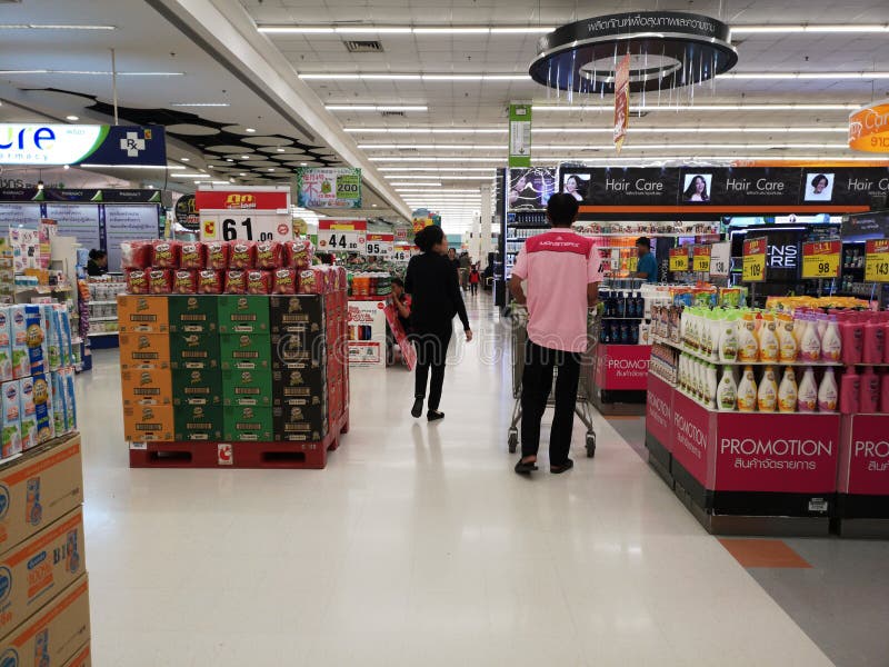 CHIANG RAI, THAILAND - MARCH 4 : Unidentified asian customers looking for goods on shelf in supermarket on March 4, 2019 in Chiang royalty free stock photography CHIANG RAI, THAILAND - MARCH 4 : Unidentified asian customers looking for goods on shelf in supermarket on March 4, 2019 in Chiang royalty free stock photography