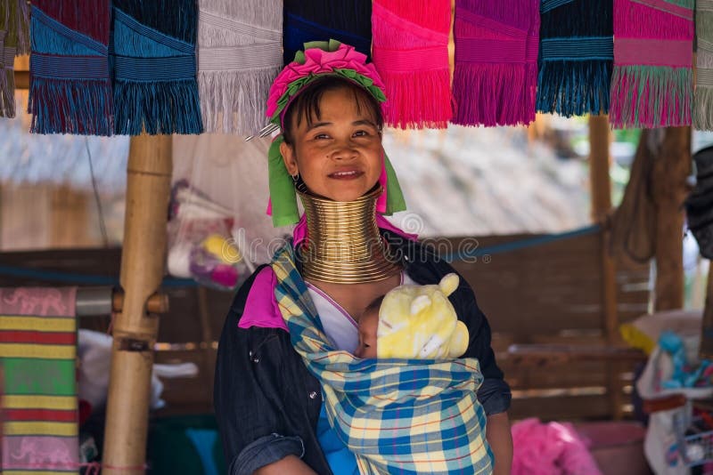 Chiang Rai Thailand, November 04 2017, den långa halskvinnan från den Karen stammen med behandla som ett barn arkivbilder Chiang Rai Thailand, November 04 2017, den långa halskvinnan från den Karen stammen med behandla som ett barn arkivbilder