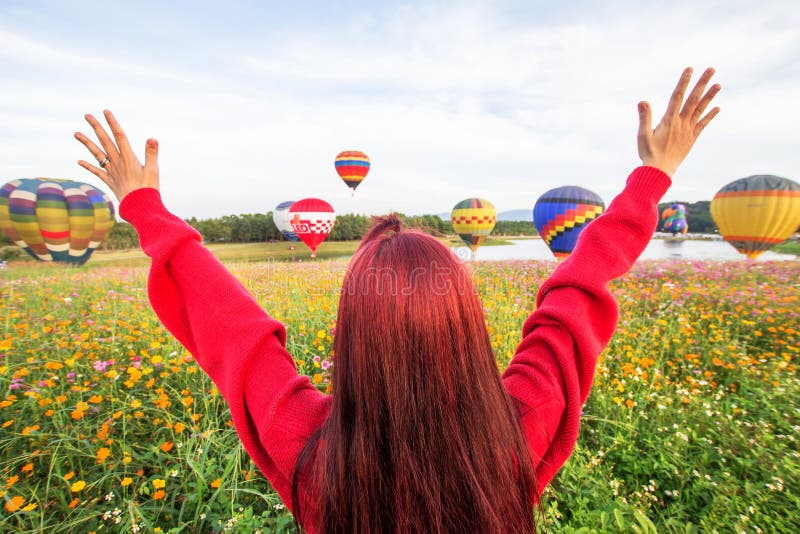 Chiang Rai, Thaïlande, le 29 novembre 2017, jeune fille soulève une main dans la salutation, un ballon flottant dans le ciel photos libres de droits Chiang Rai, Thaïlande, le 29 novembre 2017, jeune fille soulève une main dans la salutation, un ballon flottant dans le ciel photos libres de droits