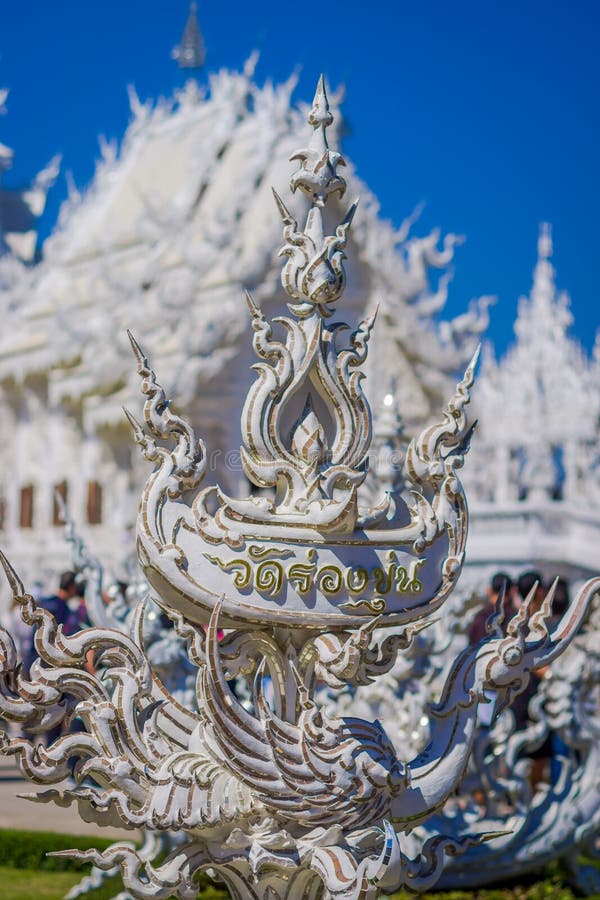 CHIANG RAI, ТАИЛАНД - 1-ОЕ ФЕВРАЛЯ 2018: Закройте вверх селективного фокуса белых статуй на белом виске расположенном в Chiang стоковые фото CHIANG RAI, ТАИЛАНД - 1-ОЕ ФЕВРАЛЯ 2018: Закройте вверх селективного фокуса белых статуй на белом виске расположенном в Chiang стоковые фото