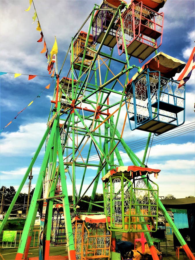 Chiang Rai, Таиланд - 3-ье января, ‎2019: Красочное колесо ferris Ретро тонизированное изображение Ferris катит в парк города стоковое фото Chiang Rai, Таиланд - 3-ье января, ‎2019: Красочное колесо ferris Ретро тонизированное изображение Ferris катит в парк города стоковое фото