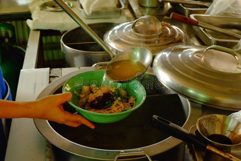 Chiang raja Tajlandia, Maj, - 20, 2018: Kluski polewka kopyść jest obrazy stock Chiang raja Tajlandia, Maj, - 20, 2018: Kluski polewka kopyść jest obrazy stock