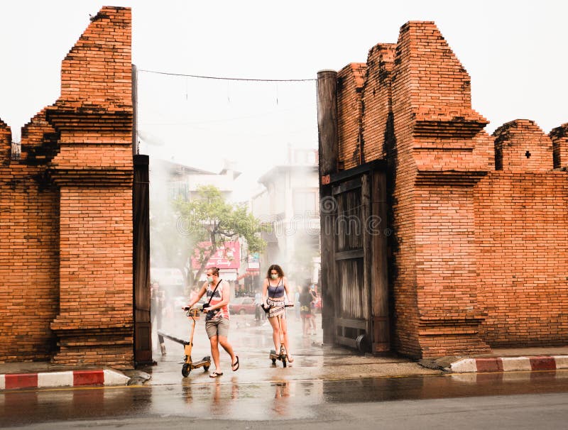 CHIANGMAI,泰国4月9,2019 -旅行家乘坐微型电滑行车在Chiangmai Thapae门古老砖墙 免版税库存照片 CHIANGMAI,泰国4月9,2019 -旅行家乘坐微型电滑行车在Chiangmai Thapae门古老砖墙 免版税库存照片