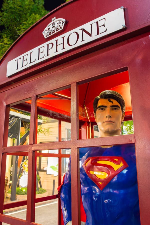 CHIANGMAI - 14 DE JUNIO: Superhombre en cabina de teléfonos del vintage en el commun imagenes de archivo CHIANGMAI - 14 DE JUNIO: Superhombre en cabina de teléfonos del vintage en el commun imagenes de archivo