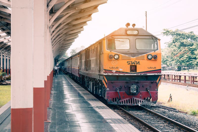 CHIANGMAI TAJLANDIA - 29 2017 CZERWIEC: lokomotywa pociąg przy Chiangma zdjęcia stock CHIANGMAI TAJLANDIA - 29 2017 CZERWIEC: lokomotywa pociąg przy Chiangma zdjęcia stock
