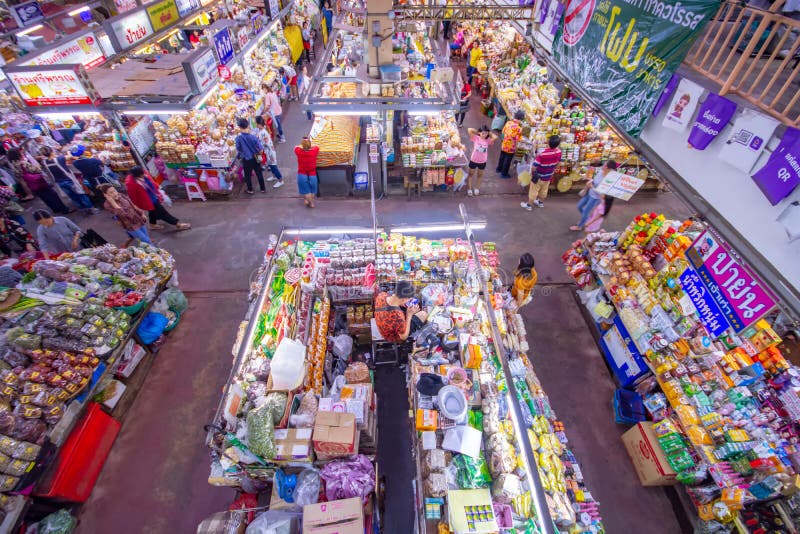 CHIANGMAI, TAJLANDIA - 10 GRUDNIA 2018, Warorot Market, lokalnie zwany Kad Luang, jest największym rynkiem Chiang Mai Pla fotografia stock CHIANGMAI, TAJLANDIA - 10 GRUDNIA 2018, Warorot Market, lokalnie zwany Kad Luang, jest największym rynkiem Chiang Mai Pla fotografia stock
