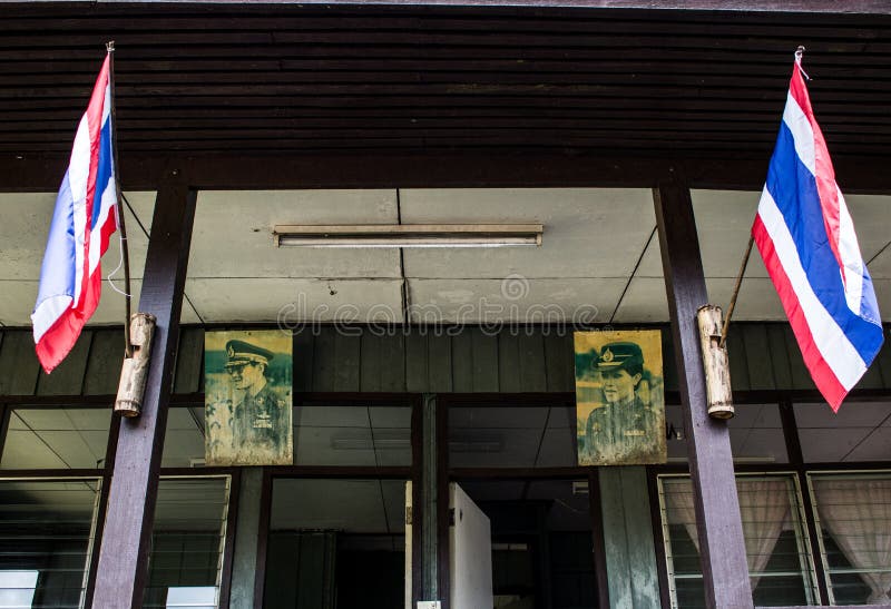 Chiangmai Tajlandia, Styczeń, - 15, 2018: stary obrazka królewiątko Bhumibol i królowa Sirikit Thailand na drewnianej ścianie zdjęcie stock Chiangmai Tajlandia, Styczeń, - 15, 2018: stary obrazka królewiątko Bhumibol i królowa Sirikit Thailand na drewnianej ścianie zdjęcie stock