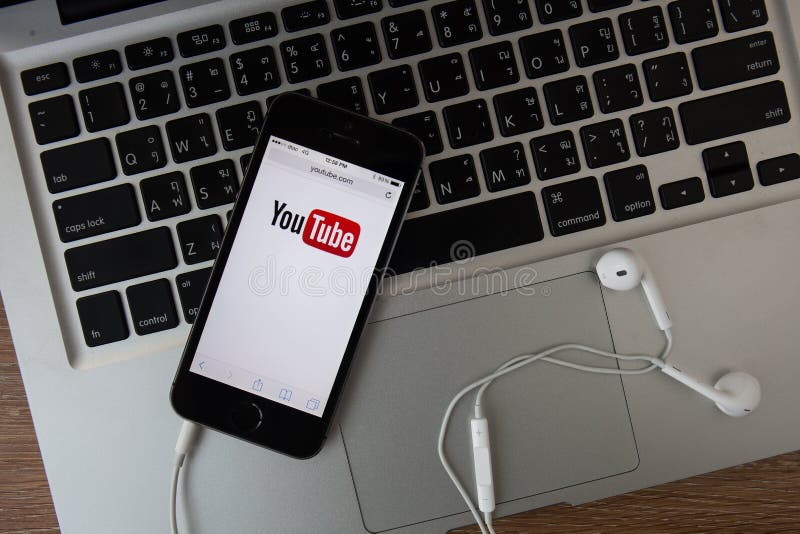 CHIANGMAI, THAILAND - FEBRUARI 16, 2015: Youtubepictogram op Apple iP stock afbeelding CHIANGMAI, THAILAND - FEBRUARI 16, 2015: Youtubepictogram op Apple iP stock afbeelding