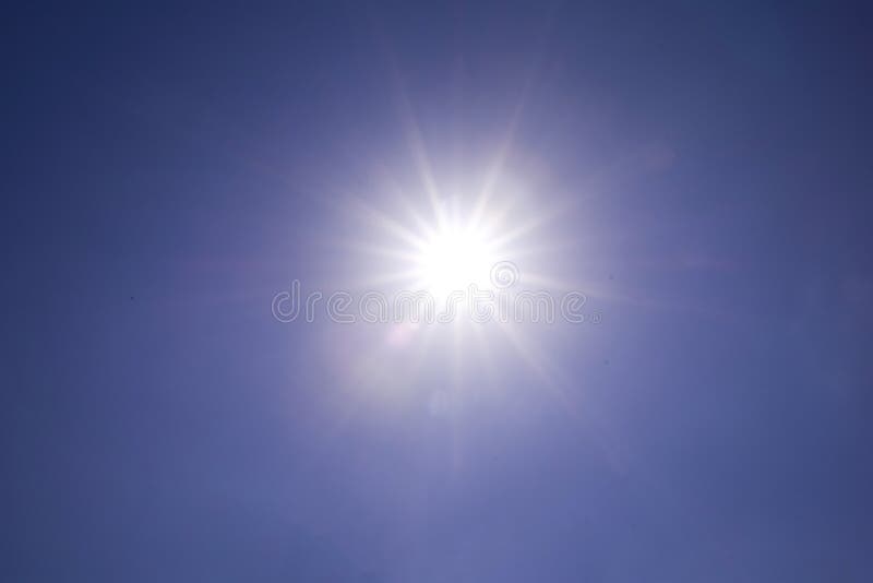 Chiara luce del sole del cielo blu con il chiarore reale della lente sfuocato