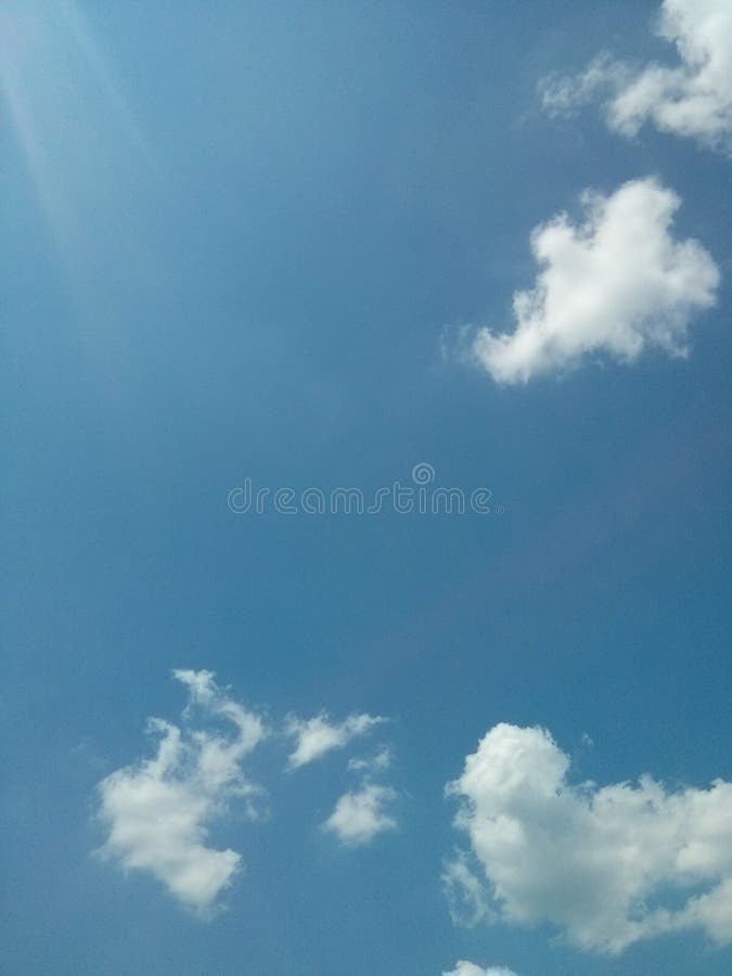 Chiara vista del cielo blu con le nuvole immagine stock libera da diritti Chiara vista del cielo blu con le nuvole immagine stock libera da diritti