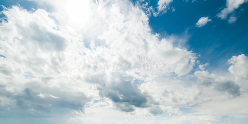 Chiaro giorno di estate dell'atmosfera di bellezza del cielo fotografie stock libere da diritti Chiaro giorno di estate dell'atmosfera di bellezza del cielo fotografie stock libere da diritti