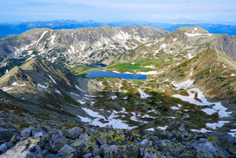 Chiaro lago perfetto Bucura 2040m, un lago in montagne di Retezat, Romania del cirque del ghiacciaio, come visto dal picco di Pel fotografia stock Chiaro lago perfetto Bucura 2040m, un lago in montagne di Retezat, Romania del cirque del ghiacciaio, come visto dal picco di Pel fotografia stock