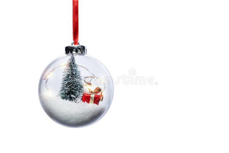 Chiaro ornamento della palla con l'albero di Natale ed il piccolo regalo