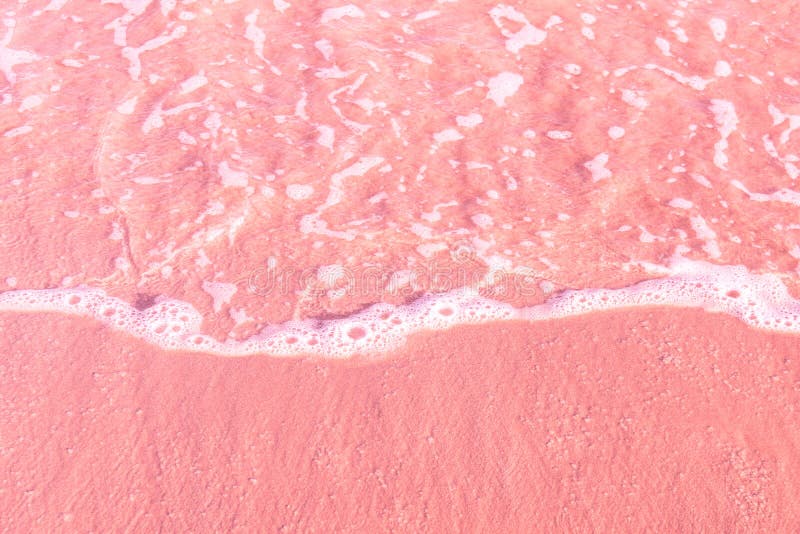 Chiaro rotolamento spumoso dell'onda del mare per dentellare la spiaggia della riva della sabbia Vista aerea da sopra Bello paesa fotografie stock libere da diritti Chiaro rotolamento spumoso dell'onda del mare per dentellare la spiaggia della riva della sabbia Vista aerea da sopra Bello paesa fotografie stock libere da diritti