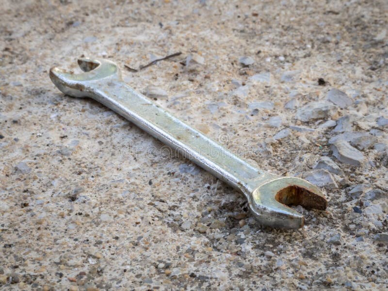 Chiave anziana su un pavimento grigio di calcestruzzo fotografie stock libere da diritti Chiave anziana su un pavimento grigio di calcestruzzo fotografie stock libere da diritti