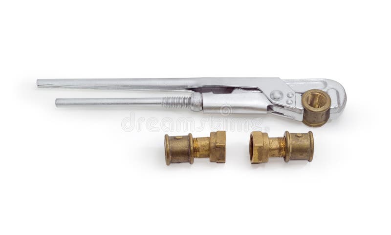 Chiave dell'idraulico e parecchi accessori per tubi ed accoppiamenti d'ottone fotografie stock Chiave dell'idraulico e parecchi accessori per tubi ed accoppiamenti d'ottone fotografie stock
