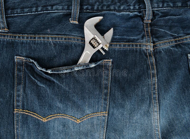 chiave inglese del metallo in delle blue jeans tasca indietro immagine stock libera da diritti chiave inglese del metallo in delle blue jeans tasca indietro immagine stock libera da diritti