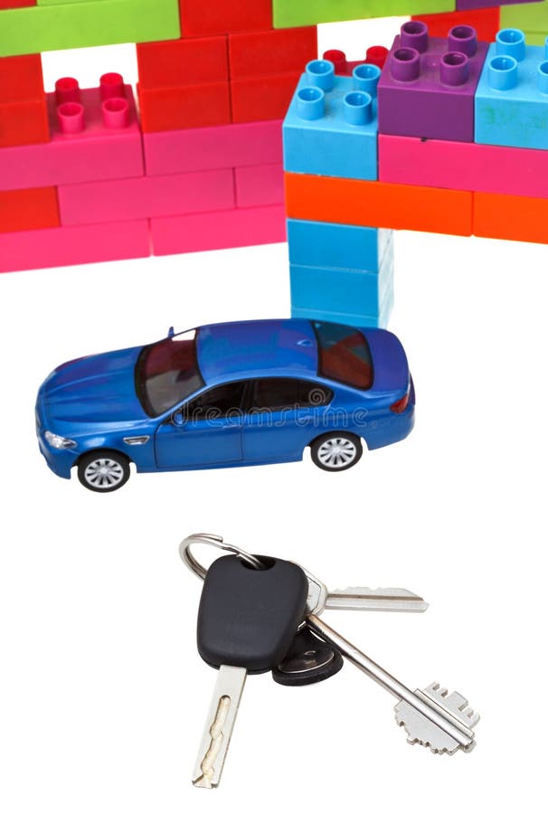 Chiavi, automobile di modello, casa di blocco di plastica immagine stock Chiavi, automobile di modello, casa di blocco di plastica immagine stock