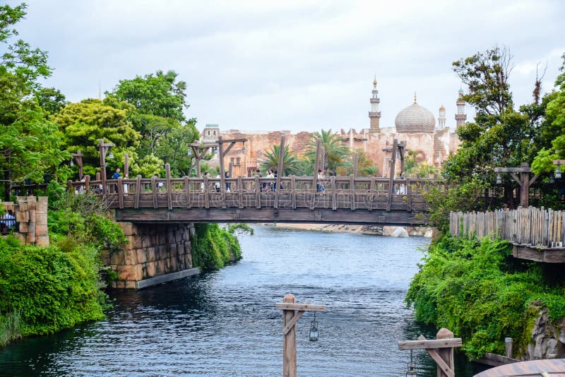 CHIBA, JAPAN - MAG, 2016: Oude houten brug die tot Arabische die Kust in Tokyo Disneysea leiden in Urayasu, Chiba, Japan wordt ge royalty-vrije stock foto's CHIBA, JAPAN - MAG, 2016: Oude houten brug die tot Arabische die Kust in Tokyo Disneysea leiden in Urayasu, Chiba, Japan wordt ge royalty-vrije stock foto's