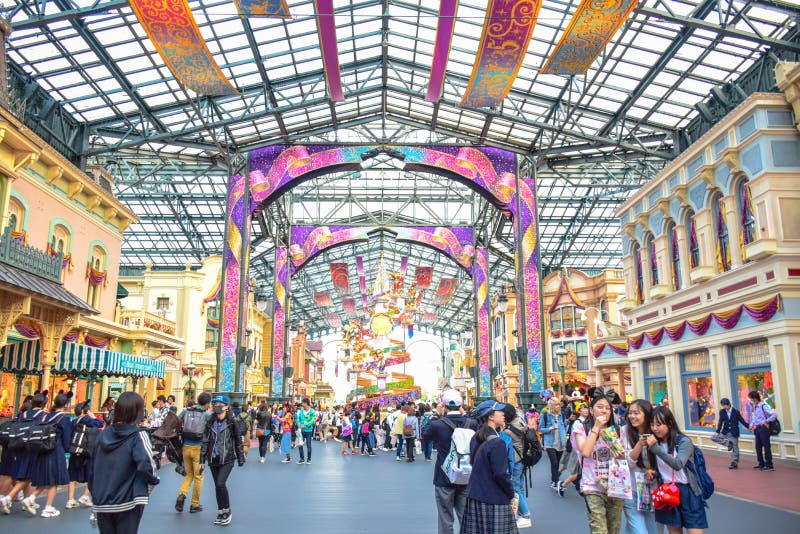 CHIBA, JAPAN: Touristen, die Main Street U besichtigen S A im Falle der 35. glücklichsten Feier in Tokyo nehmen Disneyland Zufluc stockfotografie CHIBA, JAPAN: Touristen, die Main Street U besichtigen S A im Falle der 35. glücklichsten Feier in Tokyo nehmen Disneyland Zufluc stockfotografie