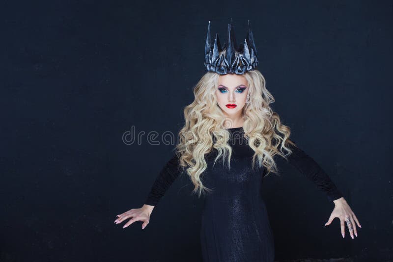 Chic Gothic Queen from a dark fairy tale. Young blonde woman in black with steel crown on her head royalty free stock images Chic Gothic Queen from a dark fairy tale. Young blonde woman in black with steel crown on her head royalty free stock images