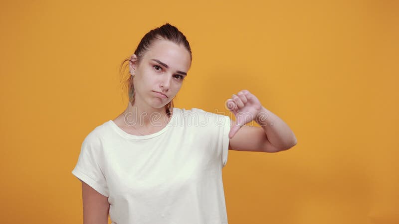 Chica con camiseta blanca calificando honestamente acerca de algún servicio