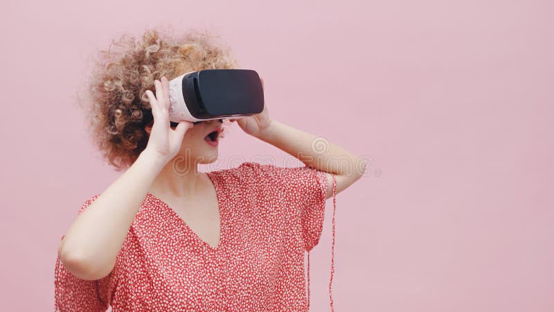 Chica Con Gafas De Realidad Virtual Vr Box Viendo El Concepto Tecnología De Películas 3d Imagen de - Imagen de elegante: 225021137