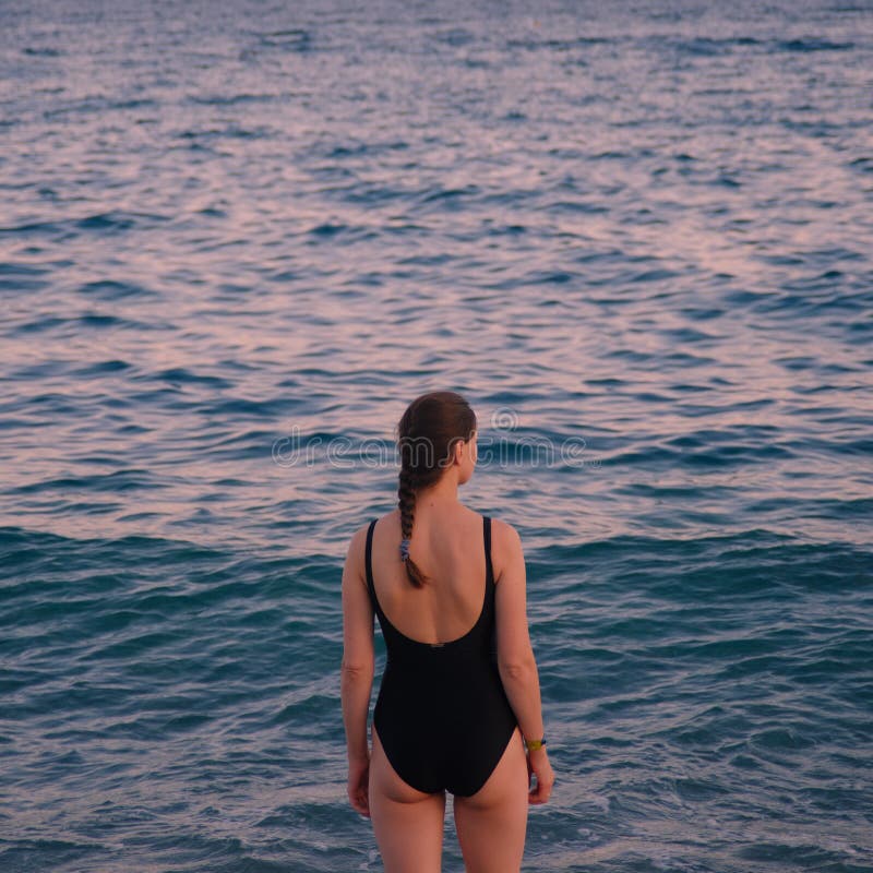 Chica Con Traje De Baño Negro Y Su Al Mar Foto de - Imagen de hembra, horizonte: 183679640