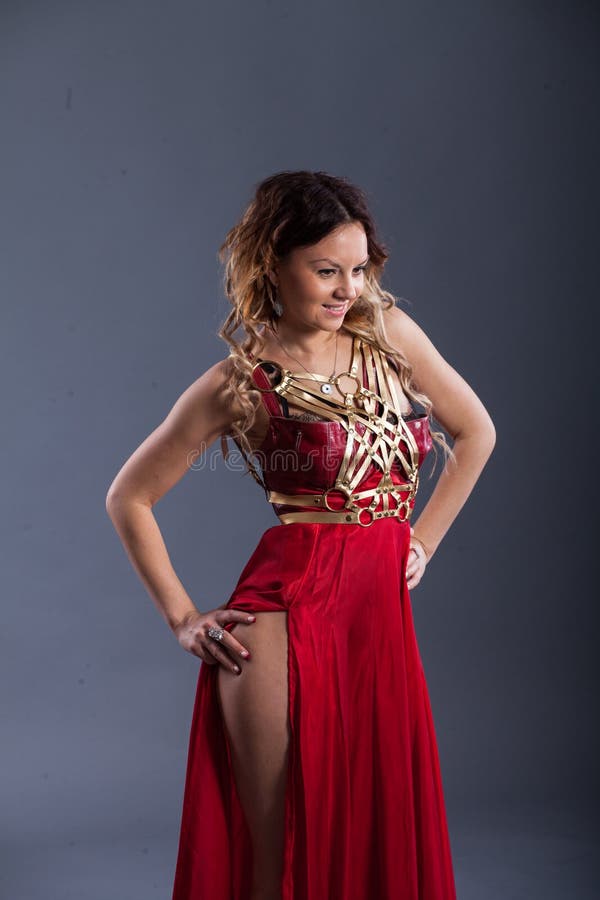 Chica Con Un Vestido Rojo Largo En El Estudio, De Fondo Gris Imagen de archivo - Imagen de gris, alineada: 172979801 Chica Con Un Vestido Rojo Largo En El Estudio, De Fondo Gris Imagen de archivo - Imagen de gris, alineada: 172979801