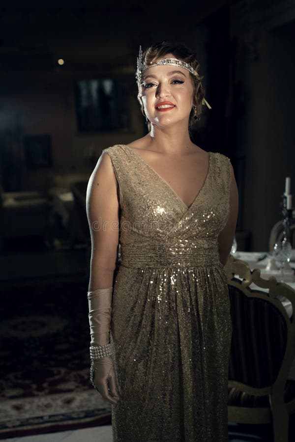 Chica De 20 a 30 Años Gatsby Con Brillante Vestido De Ceniza Imagen de - Imagen de vivir, encanto: 171039113