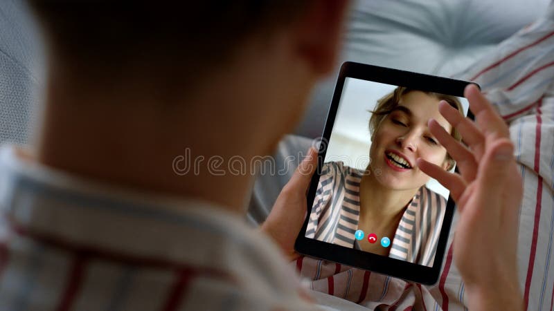 Chica de closet hablando cámara web con un chico. pareja distante y feliz hablando en línea metrajes
