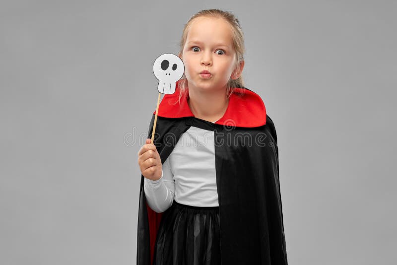 Chica Disfrazada De Dracula Con Capa En Halloween Imagen de archivo -  Imagen de ropas, espeluznante: 193193159