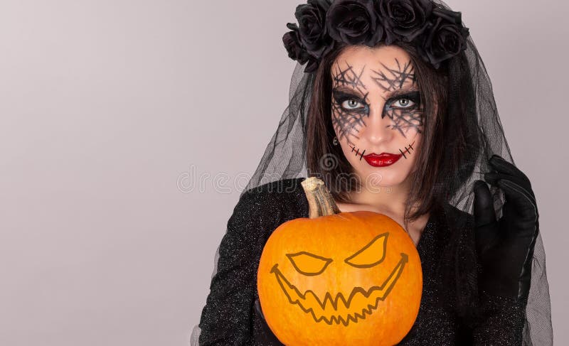 Chica Divertida Con Disfraz De Halloween Con Maquillaje Y Calabaza Con Linterna En Las Manos Foto de archivo - Imagen de médico, manera: 200331260 Chica Divertida Con Disfraz De Halloween Con Maquillaje Y Calabaza Con Linterna En Las Manos Foto de archivo - Imagen de médico, manera: 200331260