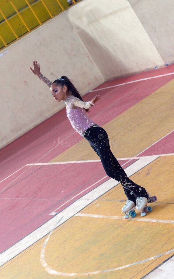 Chica En Competencia De Patinaje Con Ropa De Gala Y Gliters Foto de archivo  - Imagen de invierno, humano: 162146512