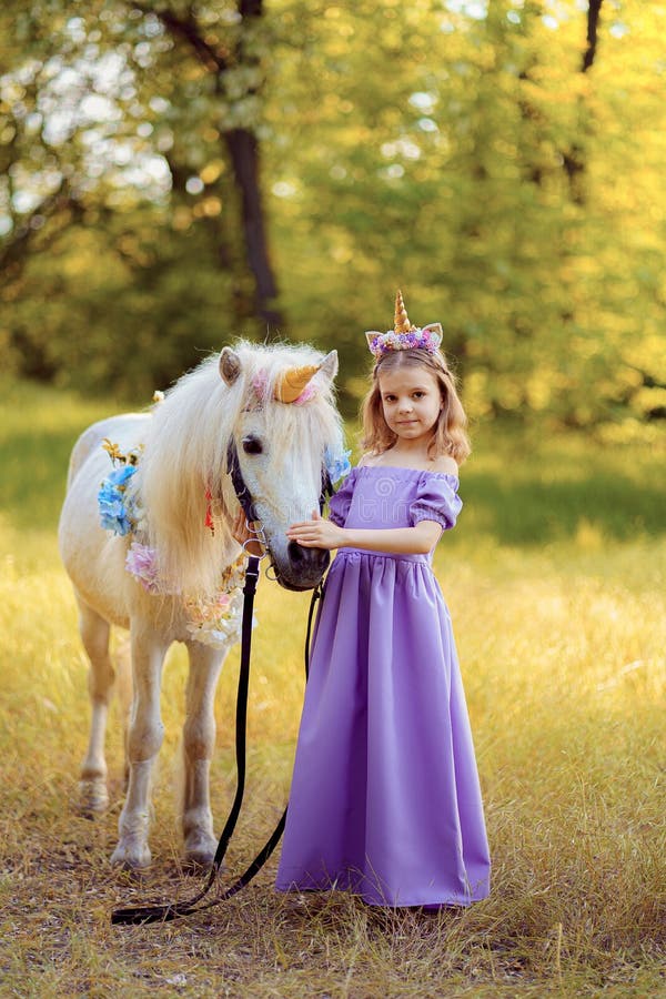 Chica En Púrpura Con Corona De Un Unicornio En El Pelo Abrazo Wh Foto de archivo - Imagen de corregido, magia: 216824102