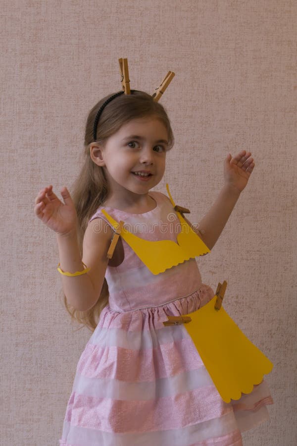 Chica encantadora con un traje de ardillas del papel amarillo. Hecho a mano fotografía de archivo
