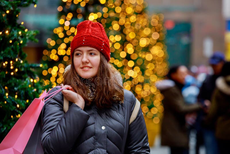 Chica joven ascendente cercana del retrato de la forma de vida de la moda, con los bolsos de compras saliendo de tienda, fondo co fotos de archivo Chica joven ascendente cercana del retrato de la forma de vida de la moda, con los bolsos de compras saliendo de tienda, fondo co fotos de archivo