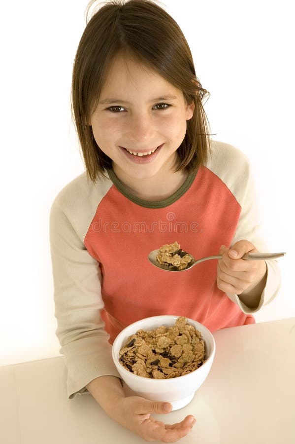 Chica joven con el desayuno