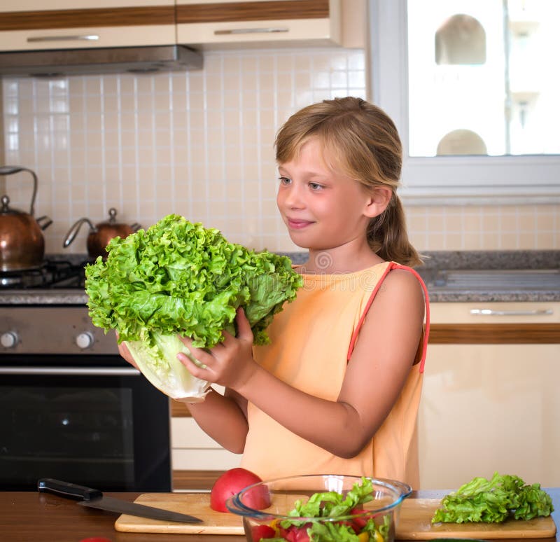 Chica joven con lechuga fresca Comida sana - ensalada vegetal Dieta Concepto de dieta Forma de vida sana El cocinar en el país pr imagen de archivo libre de regalías Chica joven con lechuga fresca Comida sana - ensalada vegetal Dieta Concepto de dieta Forma de vida sana El cocinar en el país pr imagen de archivo libre de regalías