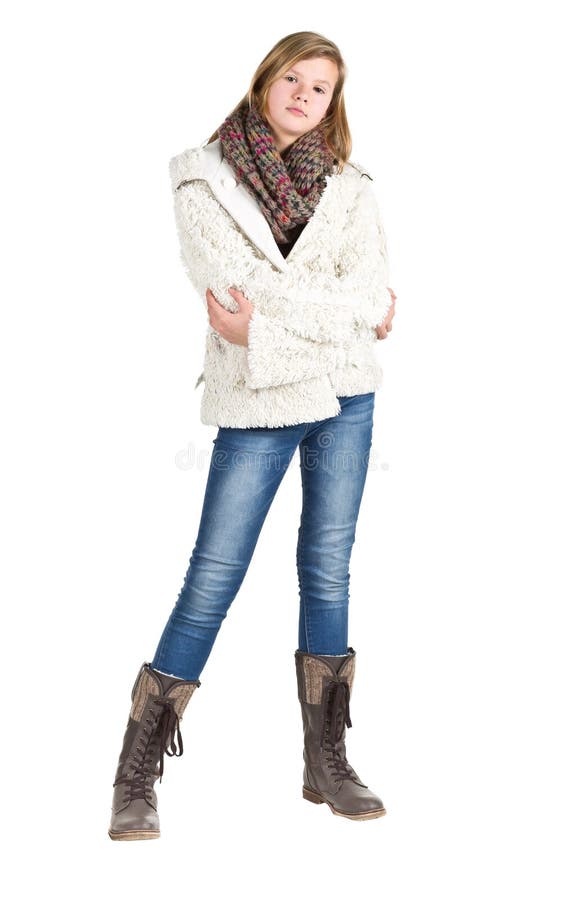 Chica joven con los tejanos, la chaqueta del invierno y las botas colocando la posición imagen de archivo libre de regalías Chica joven con los tejanos, la chaqueta del invierno y las botas colocando la posición imagen de archivo libre de regalías
