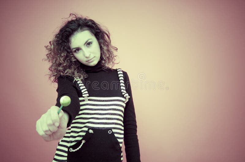 Chica joven con un Lollipop