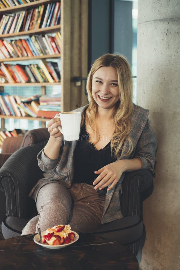 Chica joven con una taza de caf? imagen de archivo Chica joven con una taza de caf? imagen de archivo